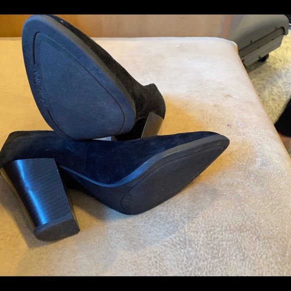 Size 9 Kenneth Cole Suede Pumps - Picture 3 of 4